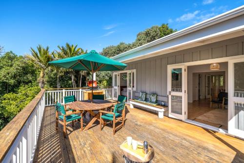 Palm Beach House | Cozy Nikau Cottage: Family-Friendly Palm Beach Retreat