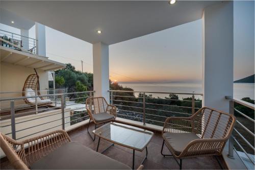 Paralia House | Exquisite Nikole's Villas: Oceanfront Stay with Pool & Hot Tub