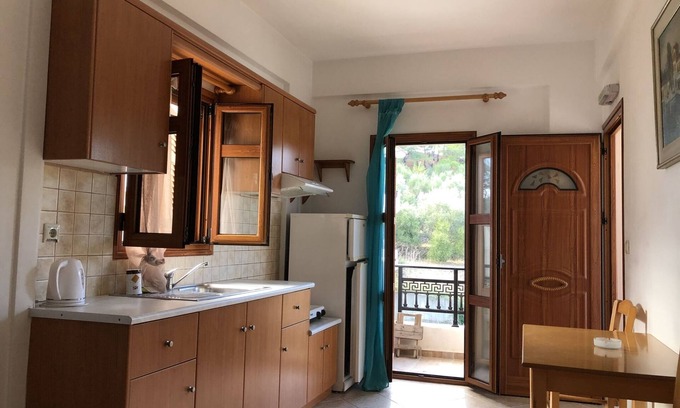 Gialiskari Apartment | Comfortable Nikos Apartments A6 with Pet-Friendly Amenities