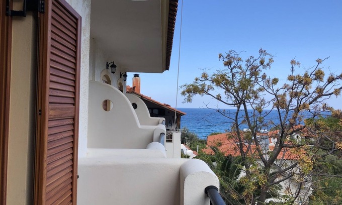 Gialiskari Apartment | Family-Friendly Nikos Apartments A8 with Kitchen & Pets Welcome