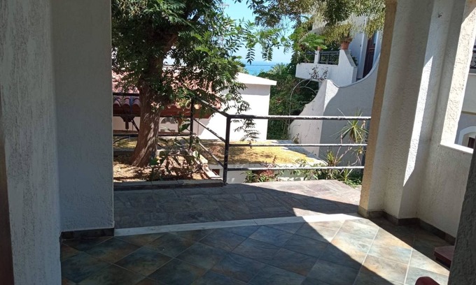 Gialiskari Apartment | Cozy Nikos Studio 3: Pet-Friendly Apartment for 3 Guests