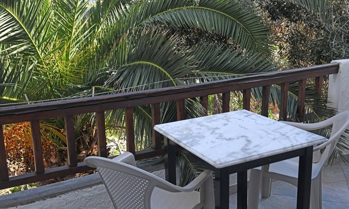 Gialiskari Apartment | Cozy Nikos Studio 5: Pet-Friendly Apartment for 3