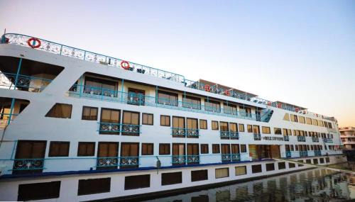 Nile River Valley Boat Rental | Nile Cruise 2 nights 3 Days From Aswan to Luxor with tours