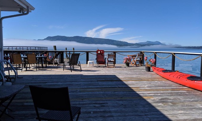 Alert Bay Hotel | Oceanfront Nimpkish Hotel: Guest Rated 9.1 with Family Amenities