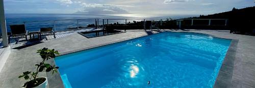 Punaauia Bed & Breakfast | Oceanfront Ninamu Pearl Guest House with Pool & Hot Tub