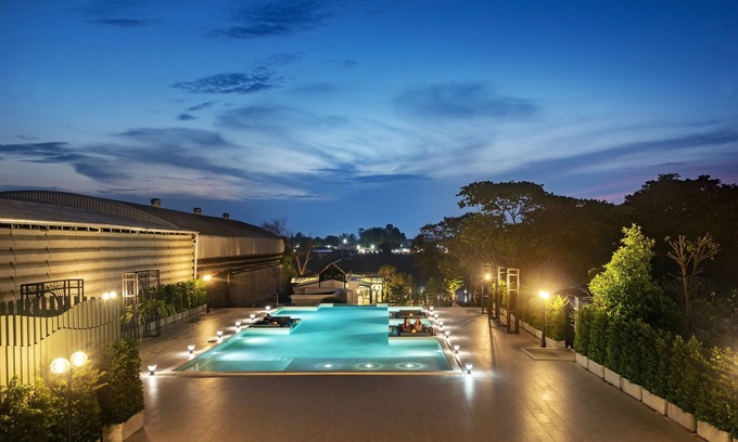 Ban Pong Hotel | Discover Nine River Hotel: Family-Friendly with Dining Options