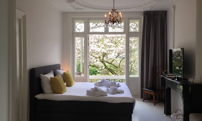 Oude Pijp Bed & Breakfast | Relaxing Getaway at Nine(T)Teen B&B with Breakfast Included