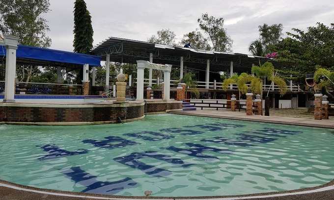 San Leonardo Hotel | Relax at Nipa Hut Resort: Poolside Family Getaway