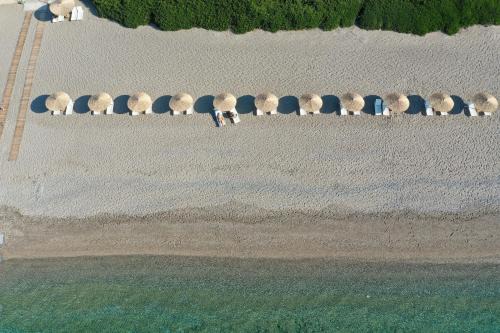 Gythio Apartment | Discover Niriides Resort: Oceanfront Retreat with Pet-Friendly Perks