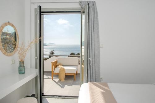Mpatsi Apartment | Oceanfront Niriis Studios & Apartments in Batsi, Andros