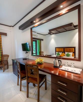 Wadduwa Hotel | Experience Comfort at Nirmala Hotel with Pool & Restaurant