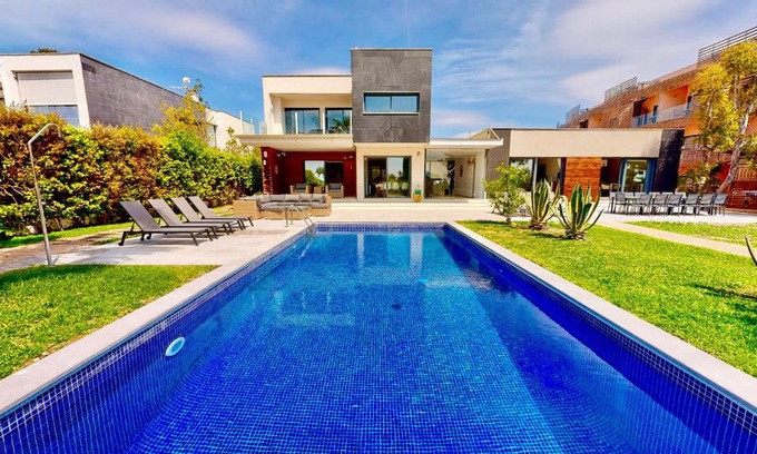 El Perello Villa | Oceanfront Nirvana: Family-Friendly 4-Star Getaway