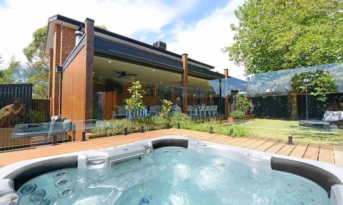 Frankston House | Discover Nirvana Retreat: Pet-Friendly with Hot Tub Bliss