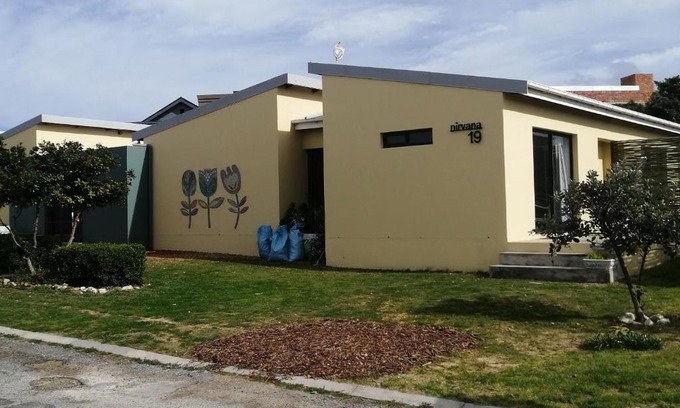 L'Agulhas Apartment | Oceanfront Nirvana: Guest Rated 8.9/10 for Relaxation