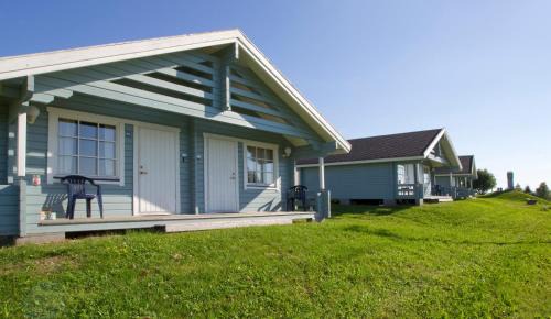 Ylitornio House | Cozy Niuron mökit with Oceanfront Views & Hot Tub