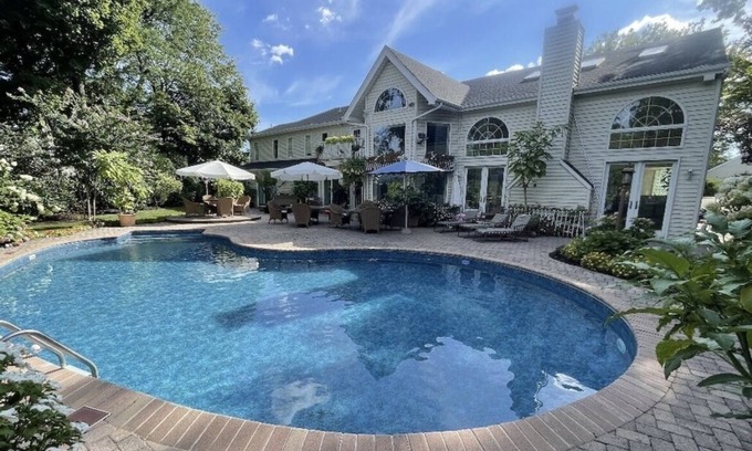 Franklin Square House | Elegant Home Near Manhattan with Family-Friendly Amenities