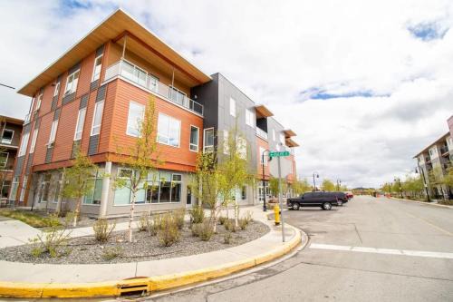 Whitehorse House | Stylish Park View #2 - Downtown 2-Bed Retreat with Hot Tub