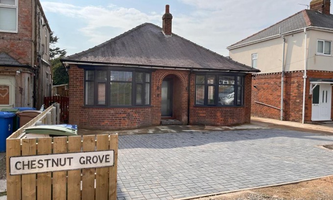 Withernsea House | Pet-Friendly Retreat at No 1 Chestnut Grove - Rated 9.6/10