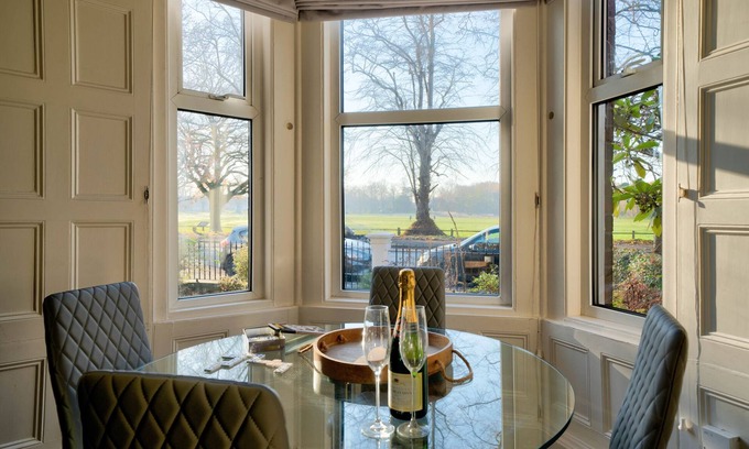 Knutsford Apartment | Cozy 2-Bedroom Apartment with Kitchen Overlooking Knutsford