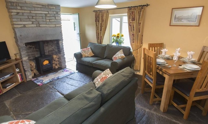 Langport Cottage | Discover the Cozy Withy Cottage with Private Bathroom