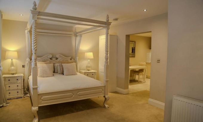 Preston Hotel | Elegant No.10 Preston: 5-Star Stay with Pet-Friendly Amenities