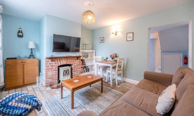 Framlingham House | Pet and Child Friendly Stay at No. 10, The Cottage