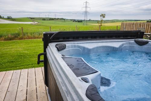 Forfar House | Inviting No 2 Balbinny: Pet-Friendly Oasis with Pool