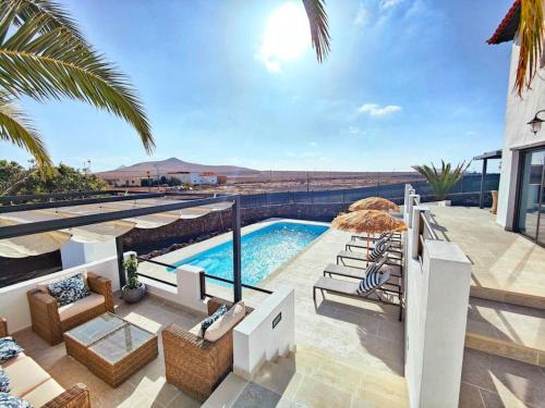 La Oliva Villa | Impressive 4-Bedroom Villa with Pool, Rated 9.5/10