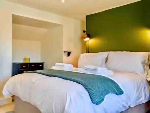 Cawood House | Cozy Retreat for 4 with Pet-Friendly Amenities