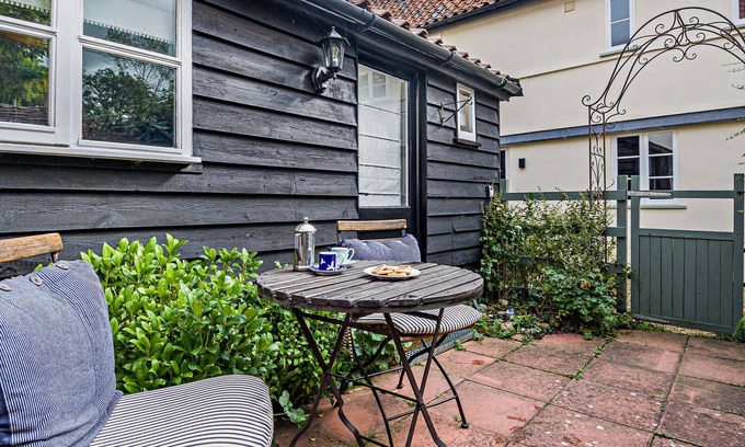 Debenham House | Cozy No.36 Debenham: Ideal One Bedroom Retreat for Two