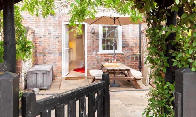 Burnham Market Apartment | Cozy No. 4 Back Lane - Oceanfront Retreat for 3 Guests