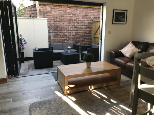 Congleton Apartment | Kid-Friendly Retreat at No 4 Elizabeth Street - Rated 9.3/10