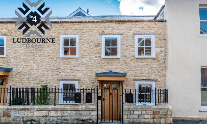 Sherborne Apartment | Experience Comfort at No.4 Ludbourne Hall - 9.5/10 Rated