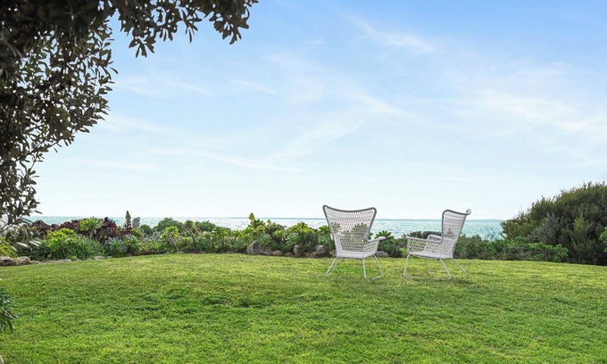 Waterhouse House | Idyllic Oceanfront Retreat at No 5 Blue Town Beach