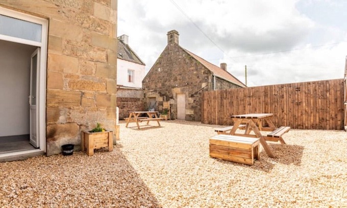 Leuchars House | Experience Ample Free Parking at No 67 Leuchars Hotel