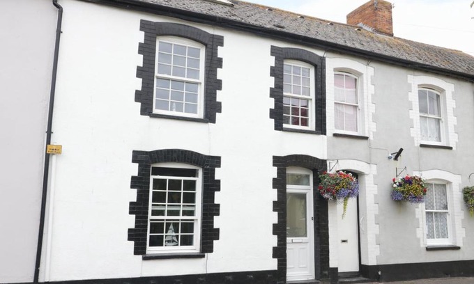 Watchet House | Pet-Friendly Retreat at No 9, Watchet - Rated 9.4/10