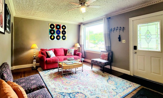 Greenwood House | Artistic Retreat on East Side: 9.8 Rated, Free Parking
