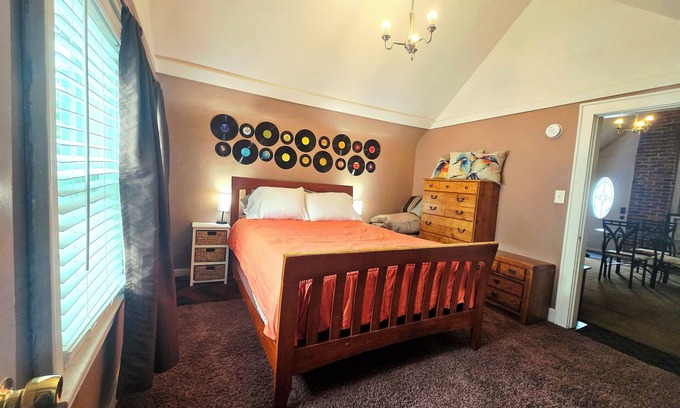 Greenwood House | Quiet Retreat: Walk to Restaurants, Free Parking & Spa