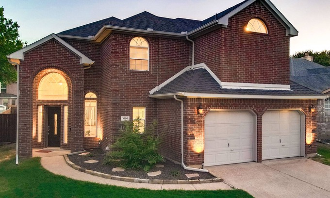 Flower Mound House | Pet-Friendly Retreat: Relax at Plum Tree Ln Home