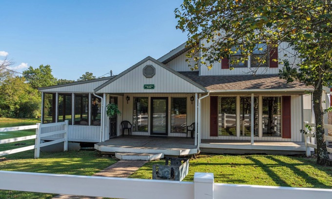 Weatherford House | Unforgettable Fun: Pool, Splash Pad & Sports Courts Await!