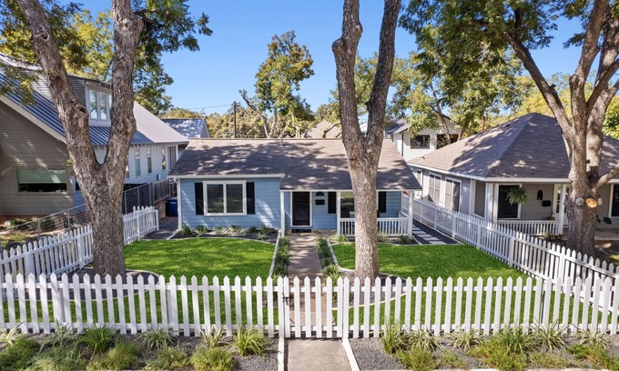 Bouldin House | Discover the Heart of SOCO: Ocean View & Family-Friendly Stay