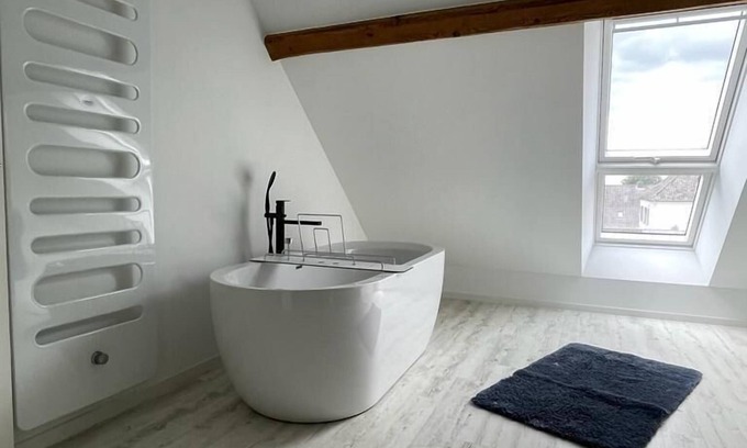 Wissel Apartment | Oceanfront Escape: Guest Rated 9.4 with Stunning Views