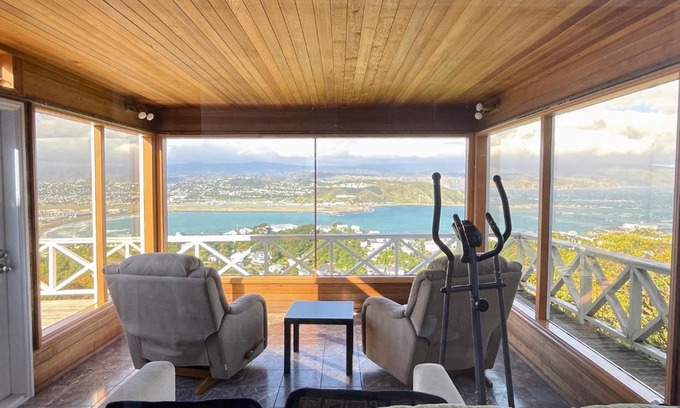 Wellington House | Pet-Friendly 5-Bedroom Sea View House - Family Retreat