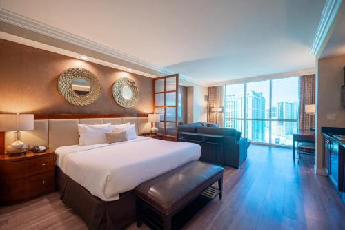 Las Vegas House | Strip View Suite with Free Valet and Pool Access