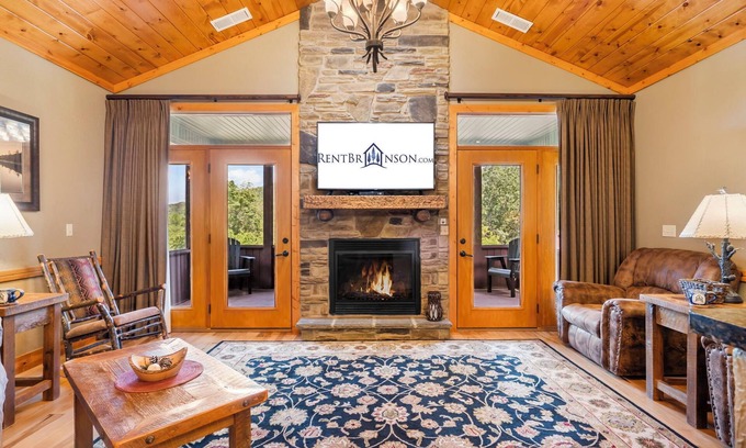 Branson Cottage | Dog-Friendly Cozy Cabin Near Taneycomo with Free Fun!