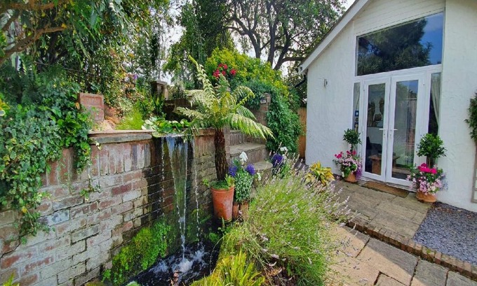 Handley House | Experience No1 The Smithy: 5-Star Getaway with Breakfast