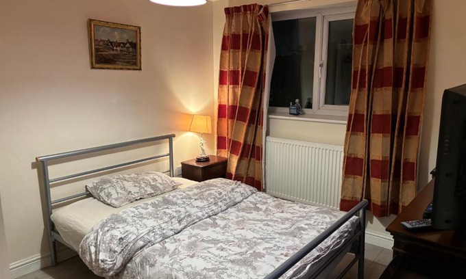 Ashton-under-Lyne Bed & Breakfast | Budget-Friendly Stay at Jacks Court B4c for Your Trip