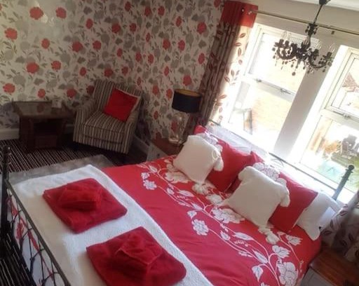 Edwinstowe Apartment | Guest Rated 9.6/10 at No6 High Street: Family-Friendly Stay