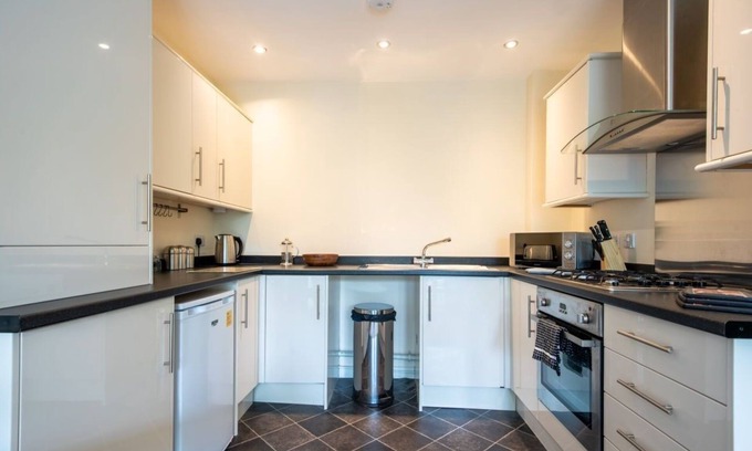 Mansfield Apartment | Discover No7: Family-Friendly Stay with Breakfast Included