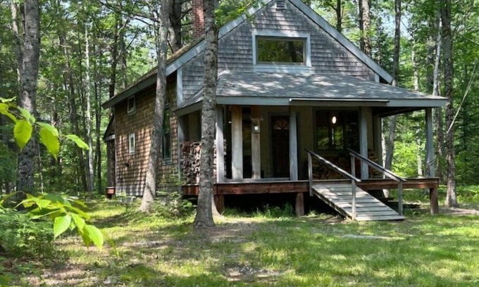 Wiscasset Cabin | Inviting Oak Hill Homestead: Family-Friendly with Kitchen